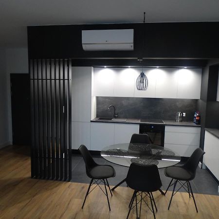 Black&White Apartment Bis - Male Garbary 8 Poznan Ngoại thất bức ảnh