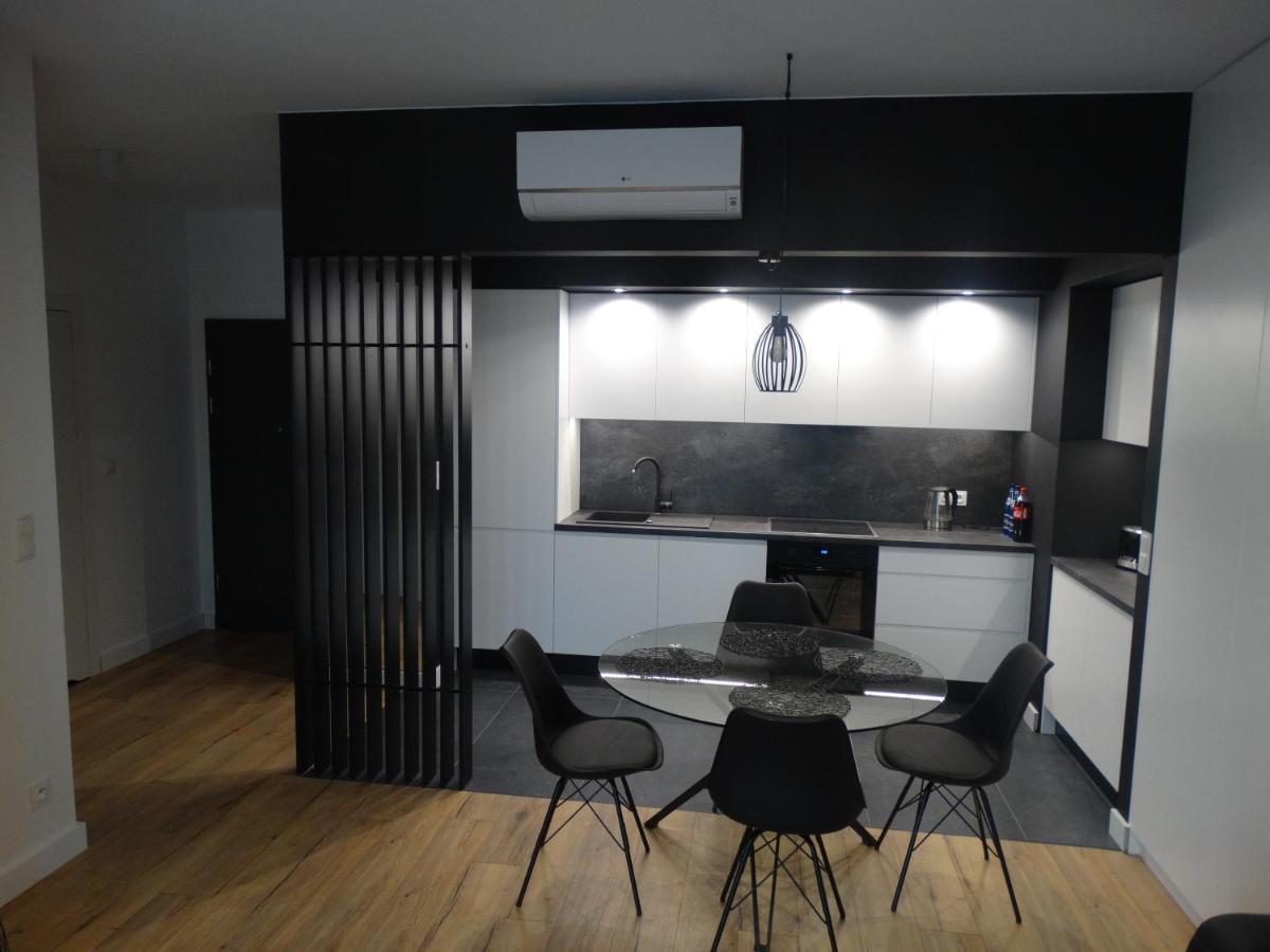 Black&White Apartment Bis - Male Garbary 8 Poznan Ngoại thất bức ảnh