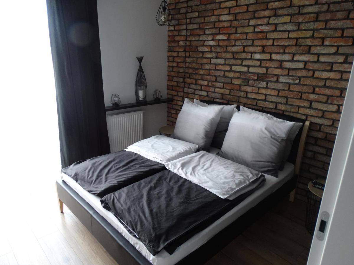 Black&White Apartment Bis - Male Garbary 8 Poznan Ngoại thất bức ảnh